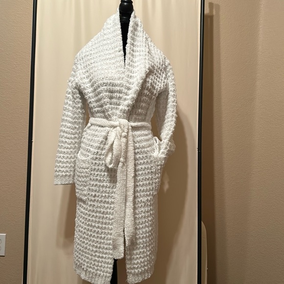 This robe is soft and warm. Worn one time. The condition is like new - Picture 1 of 1